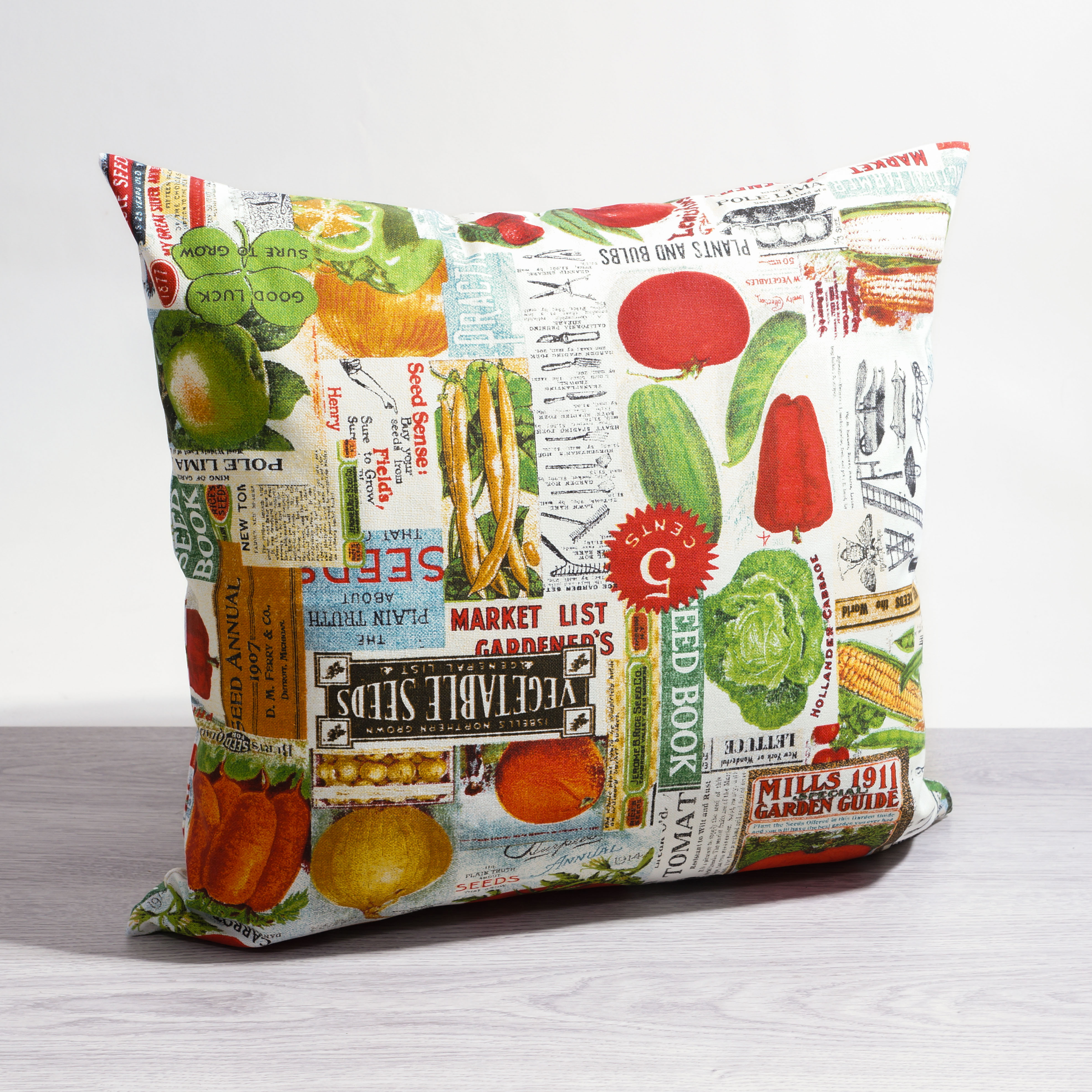 Dekokissen mit Gemüsemuster